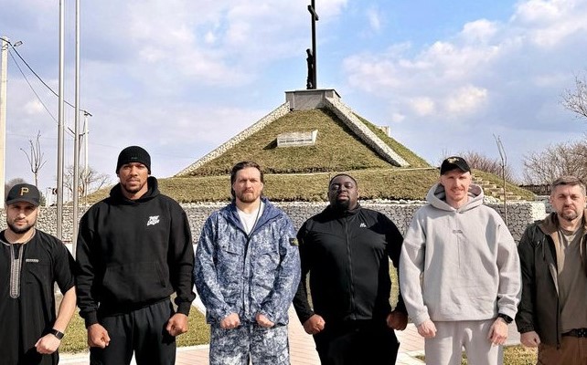 «Він сам захотів побачити нашу силу»: Усик розкрив подробиці візиту Ентоні Джошуа до воюючої України 1 usik dzhoshua