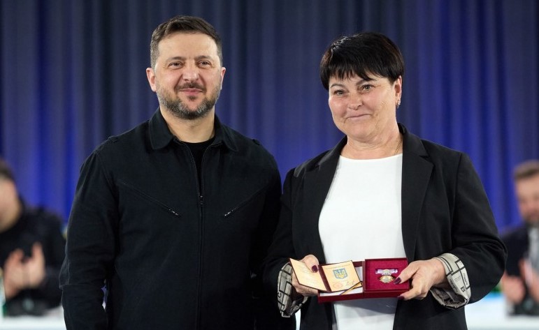 Нагорода всупереч реальності: голова Біленьківської громади отримала орден на фоні транспортного колапсу та атак FPV-дронів 1 zelenskiy zachepilo2