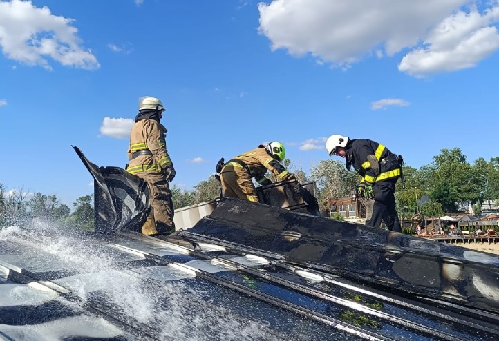 У Запоріжжі рятувальники ліквідували пожежу споруди на узбережжі Дніпра 1 pozhar14