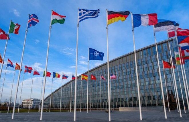 NATO_flagi_nato-peregljanut-svoi-slabki-miscja