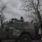 російські солдати на військовому авто