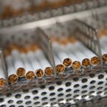 Росіяни знищили склади із продукцією двох тютюнових гігантів: чи буде дефіцит 54 sigareti_proizvodstvo