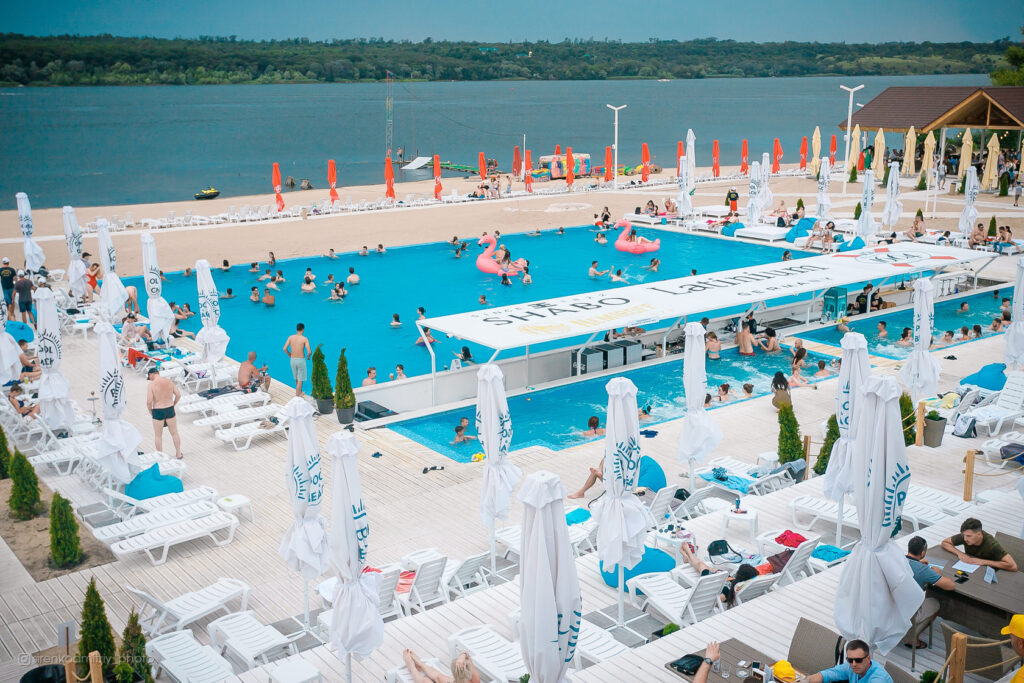 Pool and Beach basseyn