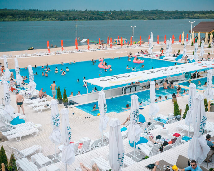 Pool and Beach basseyn