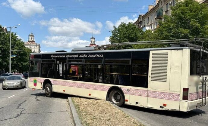 dtp-u-seredmisti-zaporizhzhja-na-prospekti-sobornomu-trolejbus-protaraniv-vantazhivku