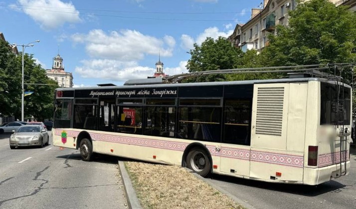 dtp-u-seredmisti-zaporizhzhja-na-prospekti-sobornomu-trolejbus-protaraniv-vantazhivku