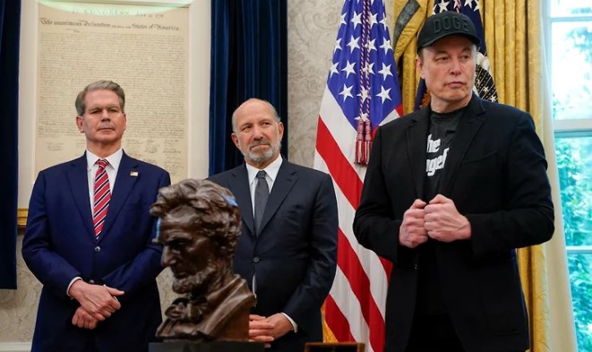 mask-i-bessent-pobilisja-u-bilomu-domi