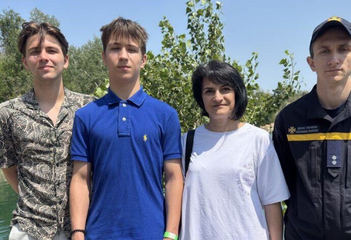u zaporizhzhi dvoie cholovikiv urjatuvali pidlitka jakij tonuv