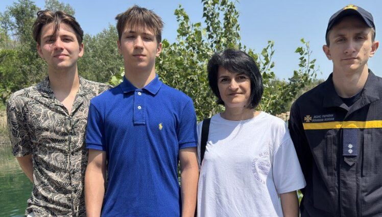 u zaporizhzhi dvoie cholovikiv urjatuvali pidlitka jakij tonuv