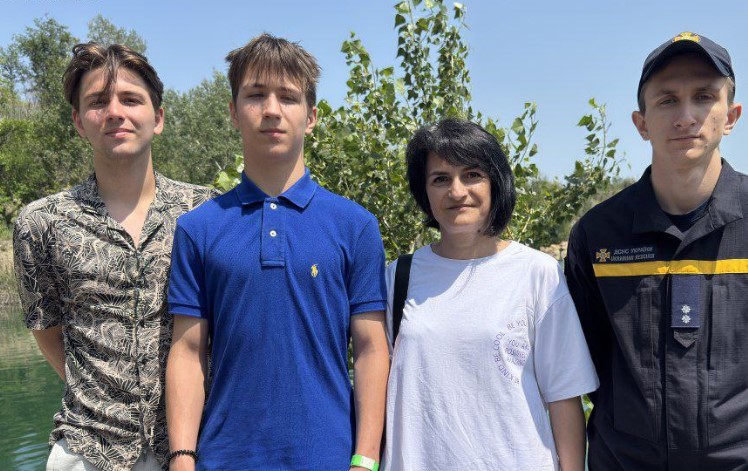u zaporizhzhi dvoie cholovikiv urjatuvali pidlitka jakij tonuv