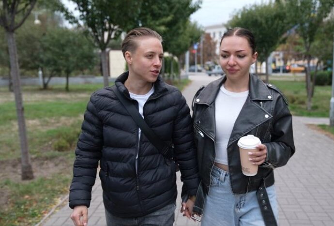 Валерія Головатенко (праворуч) та Анастасія Калашник тримають один одного за руки. Жінки із Запоріжжя, які відсвяткували одностатеве весілля. Суспільне Запоріжжя