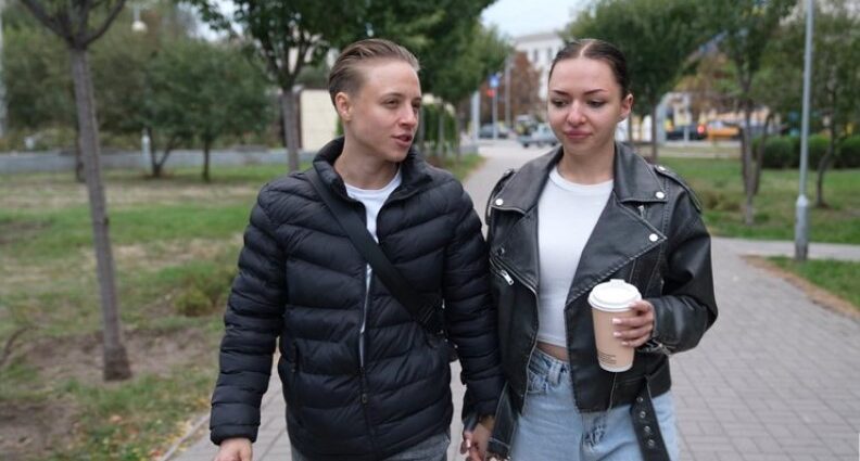 Валерія Головатенко (праворуч) та Анастасія Калашник тримають один одного за руки. Жінки із Запоріжжя, які відсвяткували одностатеве весілля. Суспільне Запоріжжя