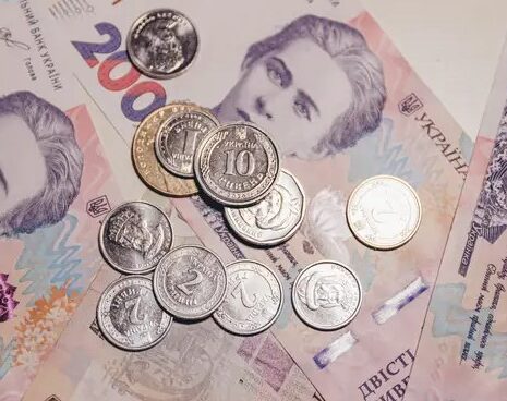банкноти 200 гривень монети