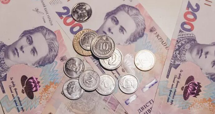 банкноти 200 гривень монети