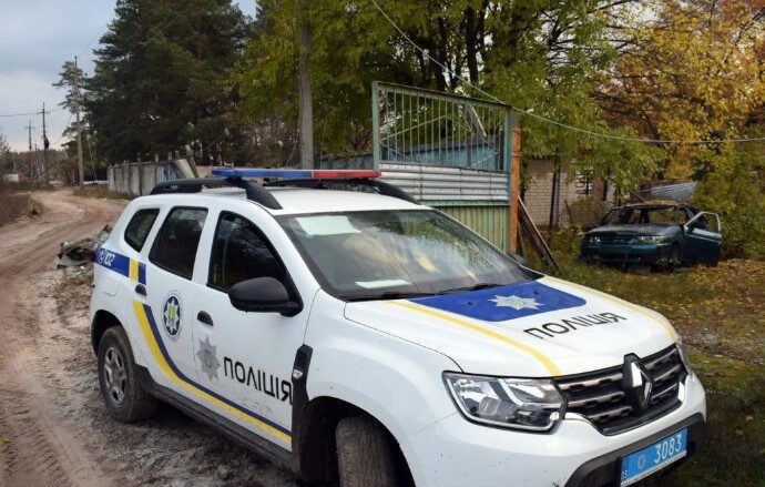 Автівка поліції в селі