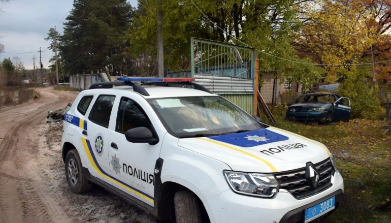 Автівка поліції в селі