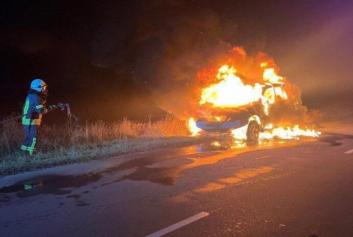Автомобіль горить на трасі