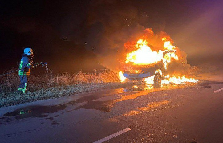 Автомобіль горить на трасі
