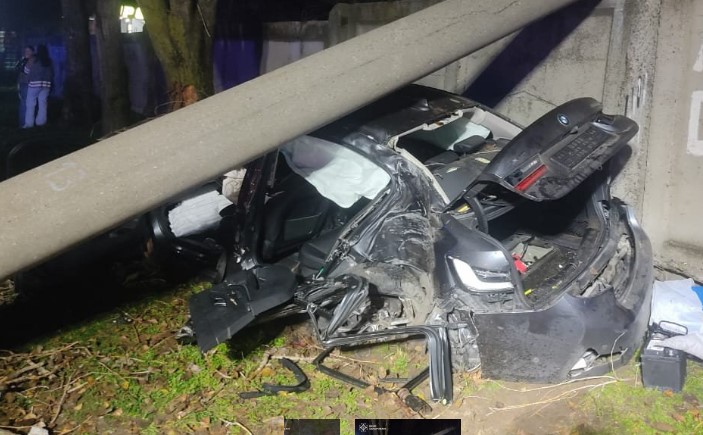 ДТП у Запоріжжі, BMW врізалася в електроопору, двоє загиблих