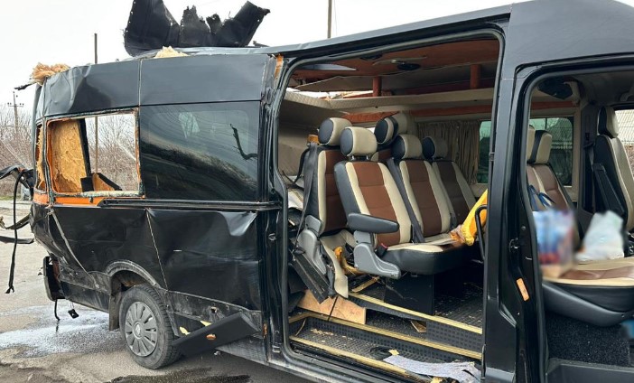 Росіяни атакували FPV-дроном мікроавтобус у Кушугумі 1 fpv mikroavtobus