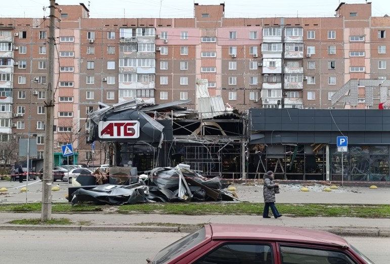 РФ атакувала Запоріжжя дронами "Ланцет": Під ударом супермаркет "АТБ" 8 постраждалих 1 obstrel141225