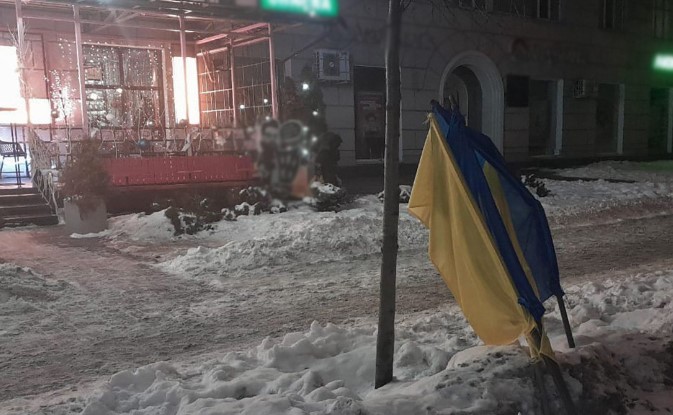 У Запоріжжі затримали неадеквата, який пошкодив прапор України та замінував поліцію 1 1