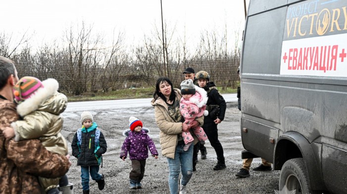 На Запоріжжі врятували багатодітну родину з-під обстрілів: мати з дітьми ховалася у підвалі 1 evakuacia2