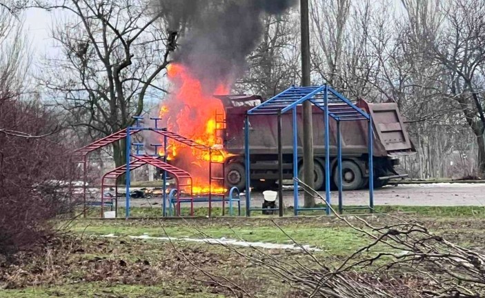 Вирва на дитячому майданчику та згоріла вантажівка: РФ атакувала Запоріжжя 4 січня 2026 1 fpv fura