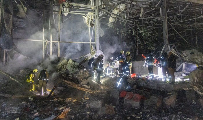 Удар РФ по передмістю Харкова: кількість загиблих зросла до чотирьох, зруйновано термінал «Нової пошти» 1 obstrel harkov1301