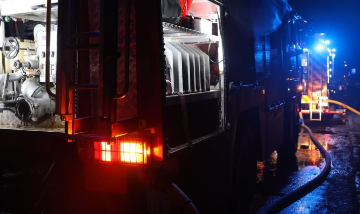 У Запоріжжі рятувальники загасили пожежу в торговельному кіоску 1 pozharnaya mashina12