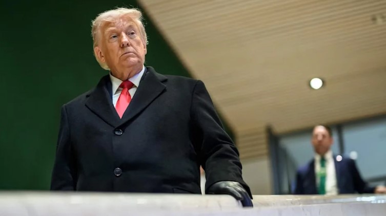 Трамп подав до суду на JPMorgan і вимагає $5 млрд: президент звинуватив банк у політичному переслідуванні 1 tramp palto