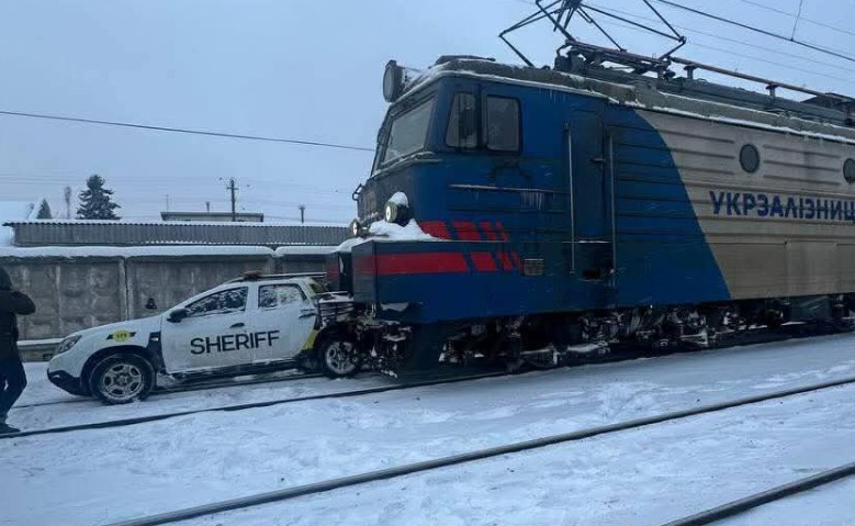 ДТП на Львівщині: Вантажний потяг розтрощив автівку охоронної фірми 1 ukrzaliznica dtp