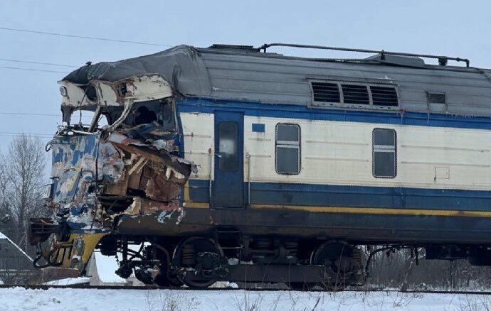 Моторошна ДТП на Житомирщині: вантажівка зіткнулася з поїздом, машиніст у важкому стані 13 ukrzaliznica dtp1