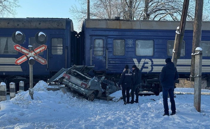 Смертельна ДТП на Прикарпатті: Пасажирський потяг врізався у ВАЗ-2108 1 ukrzaliznica dtp2