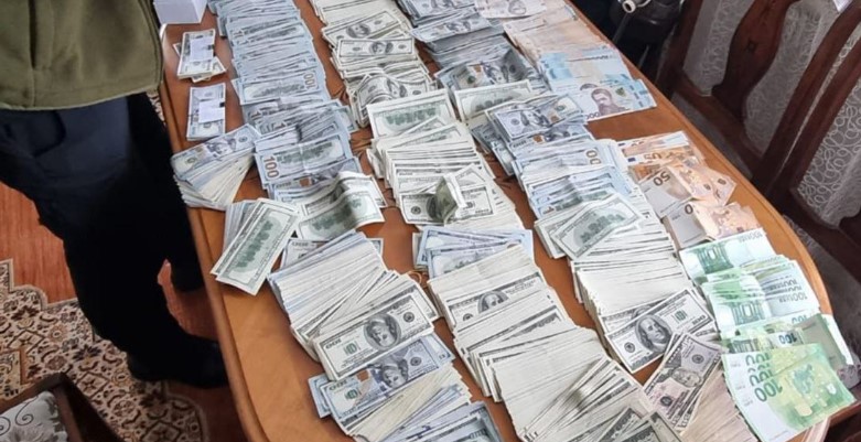 🔴 У голови ВЛК при ТЦК на Дніпропетровщині знайшли понад $300 тисяч хабарів: СБУ викрила масштабну корупційну схему 1 vzatka3