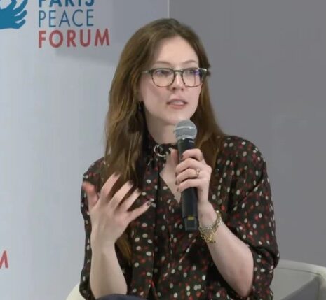 devushka mikrofon vistuplenie