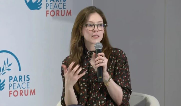 devushka mikrofon vistuplenie