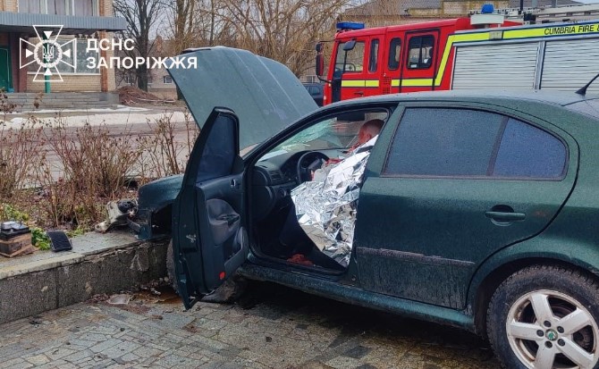 ДТП у Запорізькому районі: рятувальники деблокували водія та пасажирку зі «Skoda» 1 dtp2