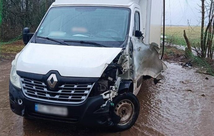 Обстріли Запорізької області: У Комишувасі FPV-дрон атакував цивільний автомобіль 2 fpv avto4