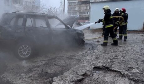 Пожежа на Малому ринку: У Запоріжжі рятувальники гасили автомобіль Chery 26 pozhar avto2
