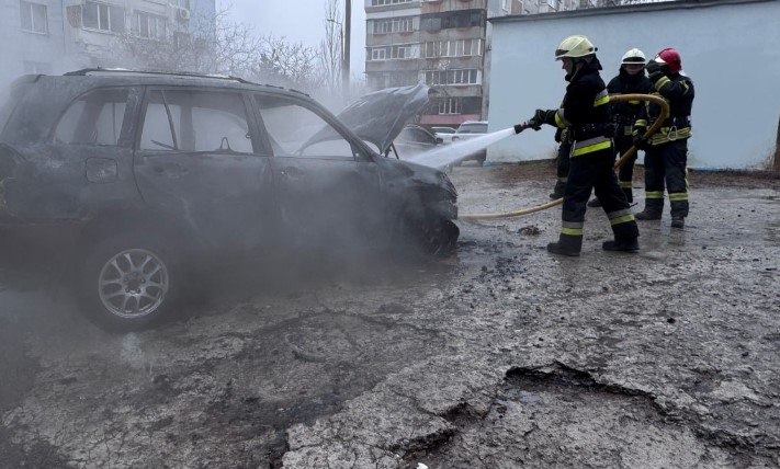 Пожежа на Малому ринку: У Запоріжжі рятувальники гасили автомобіль Chery 1 pozhar avto2