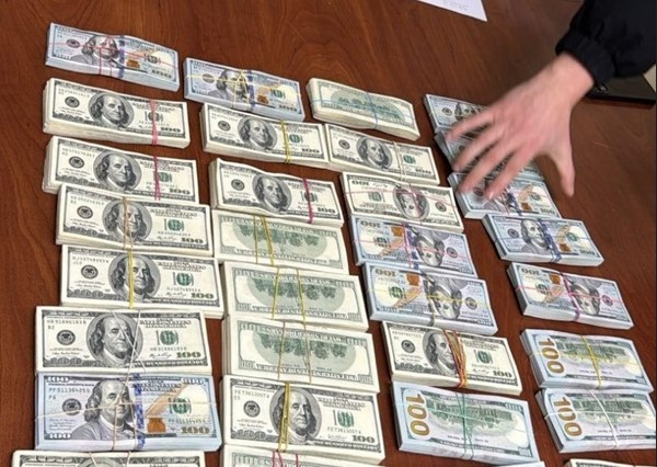 Гучний скандал у Повітряних силах: СБУ заявила про розкрадання мільярдного бюджету на укриттях для літаків 1 vzatka dollari3