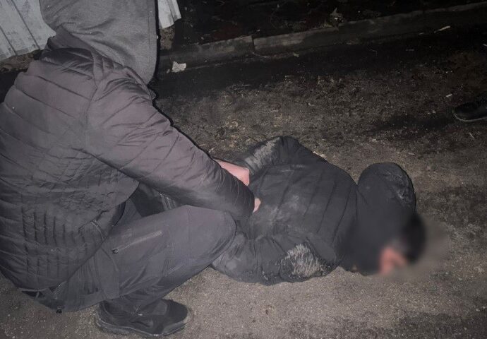 У Запоріжжі затримали грабіжника, який вихопив 47 тисяч гривень із авто 36 zaderzhanie