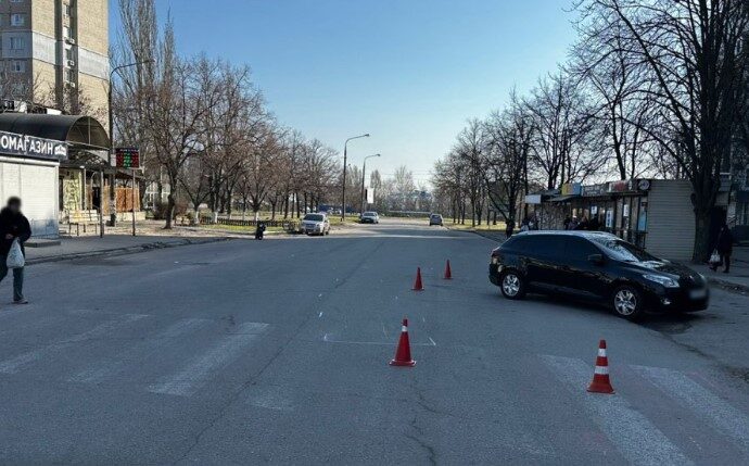 Аварія в Запоріжжі: 16-річний підліток на мотоциклі врізався в Renault у Хортицькому районі 6 dtp