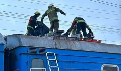 У Запоріжжі підлітка вбило струмом на даху електропоїзда: ще один хлопець у лікарні 29 ukrzaliznica zaceper