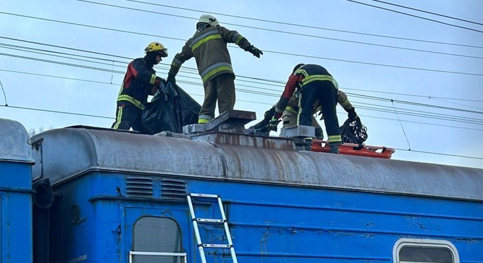 Смертельний екстрим у Києві: Один підліток загинув, двоє госпіталізовані з важкими опіками через удар струмом на даху потяга 1 ukrzaliznica zaceper