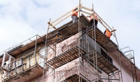 Відбудова на вул. Незалежної України: у Запоріжжі рятують пошкоджений ракетним ударом будинок 27 5