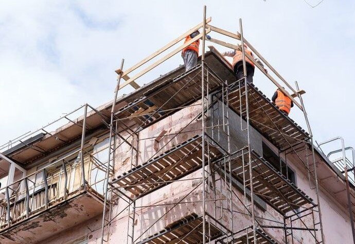 Відбудова на вул. Незалежної України: у Запоріжжі рятують пошкоджений ракетним ударом будинок 2 5