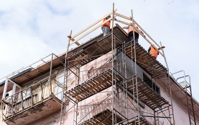 Відбудова на вул. Незалежної України: у Запоріжжі рятують пошкоджений ракетним ударом будинок 1 5