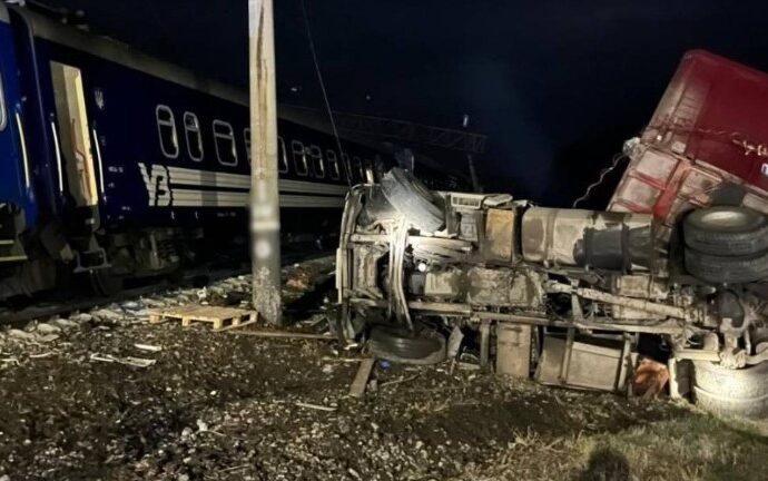 Моторошна ДТП на Харківщині: пасажирський поїзд зіткнувся з вантажівкою 32 6